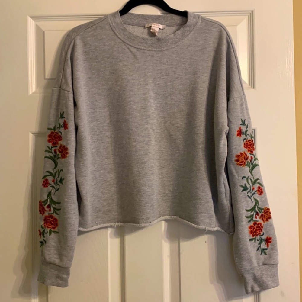 Cropped Floral Embroidered Sweatshirt